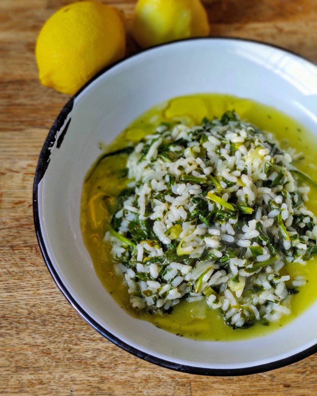 Griechisches Spanakorizo – Cremiger Spinat-Risotto mit extra nativem Olivenöl