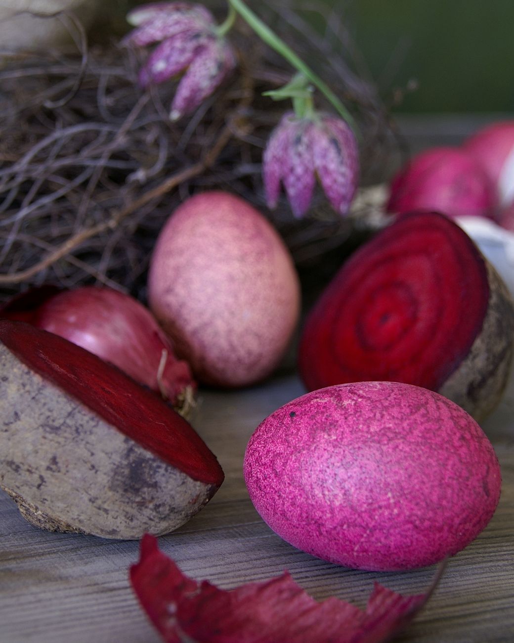 Natürlich gefärbte Ostereier in Rosa- und Rottönen mit Roter Bete und Zwiebelschalen
