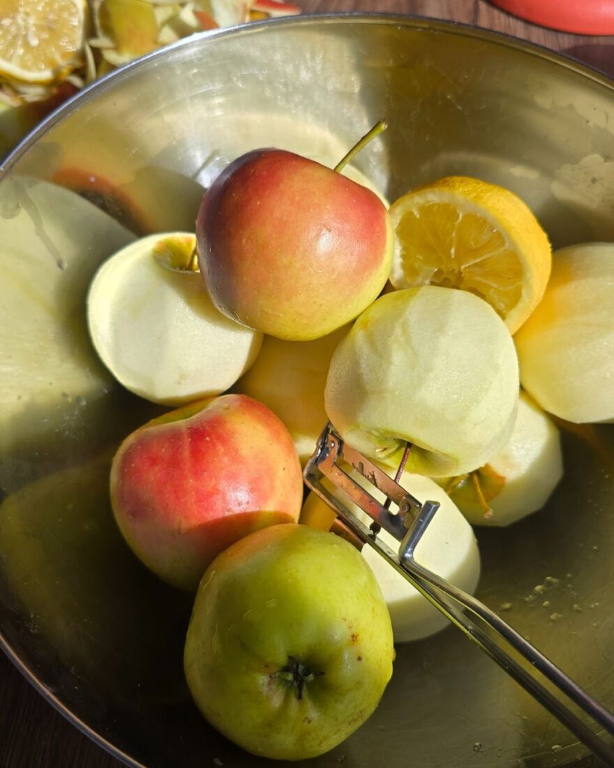 Äpfel für Apfelkuchen geschält mit Zitrone