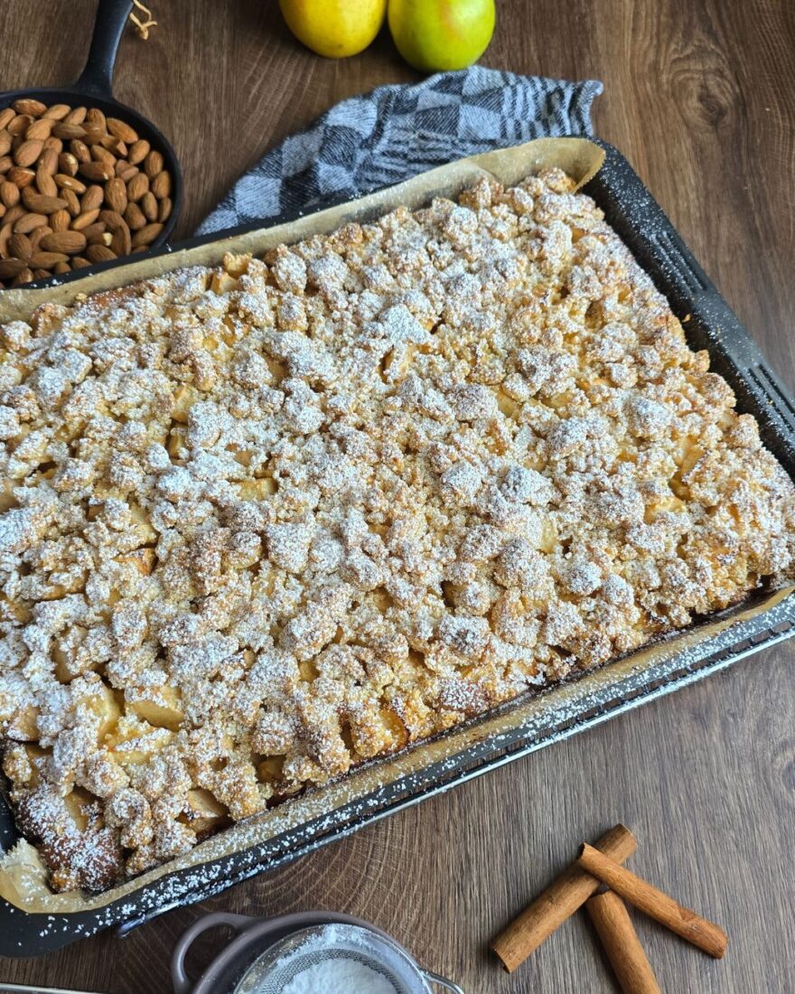 Apfelkuchen komplett gebacken mit Puderzucker