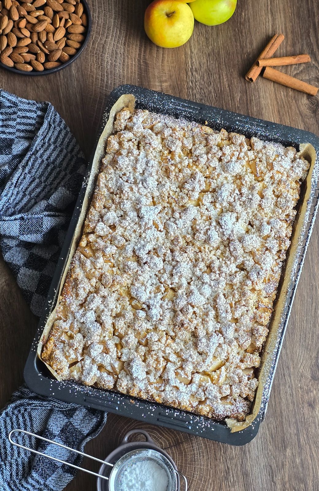 Apfelkuchen mit Streuseln fertig gebacken