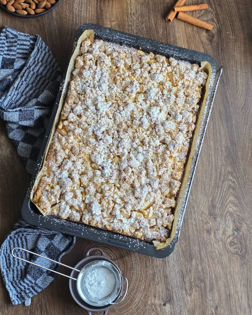 Softer Apfelkuchen mit Nuss-Streuseln – Saftig, aromatisch und perfekt für jede Jahreszeit 2 Apfelkuchen komplett gebacken mit Puderzucker