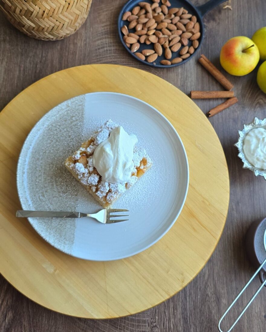 Softer Apfelkuchen mit Nuss-Streuseln – Saftig, aromatisch und perfekt für jede Jahreszeit 8 Apfelkuchen mit Sahnehaube und Deko