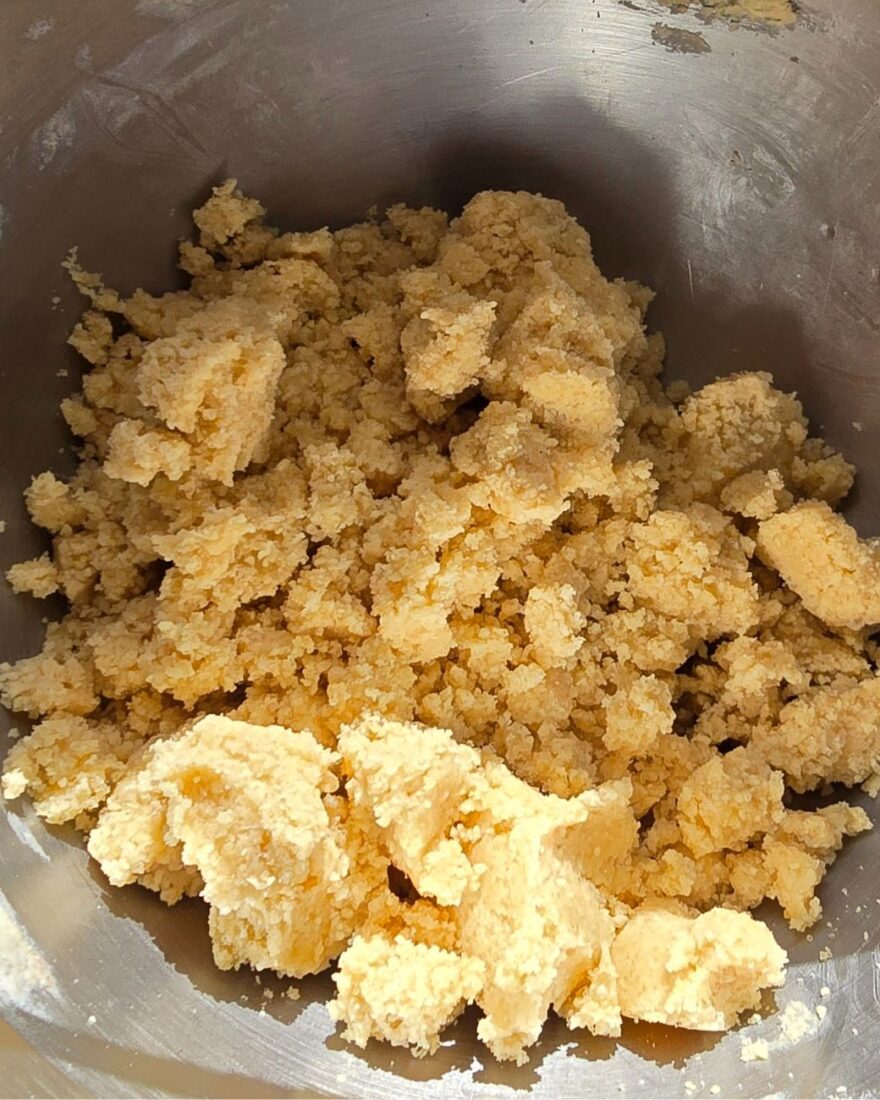 Apfelkuchen-Streuselteig roh in Schüssel