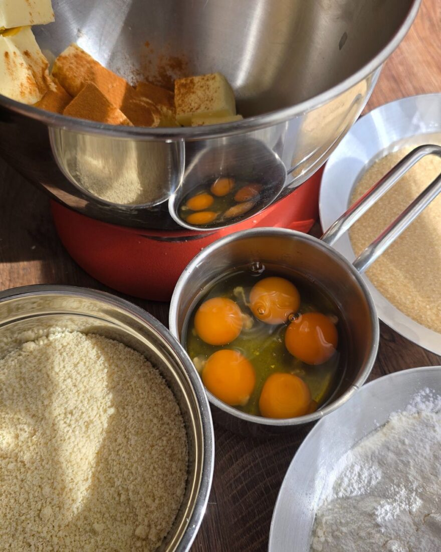 Zutaten für Apfelkuchen mit Eiern, Mandeln und Mehl