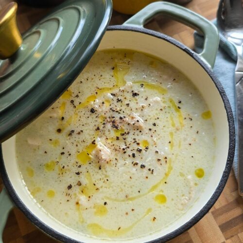 Griechische Zitronensuppe mit Huhn, verfeinert mit Pangaea Olivenöl und frisch gemahlenem Pfeffer.