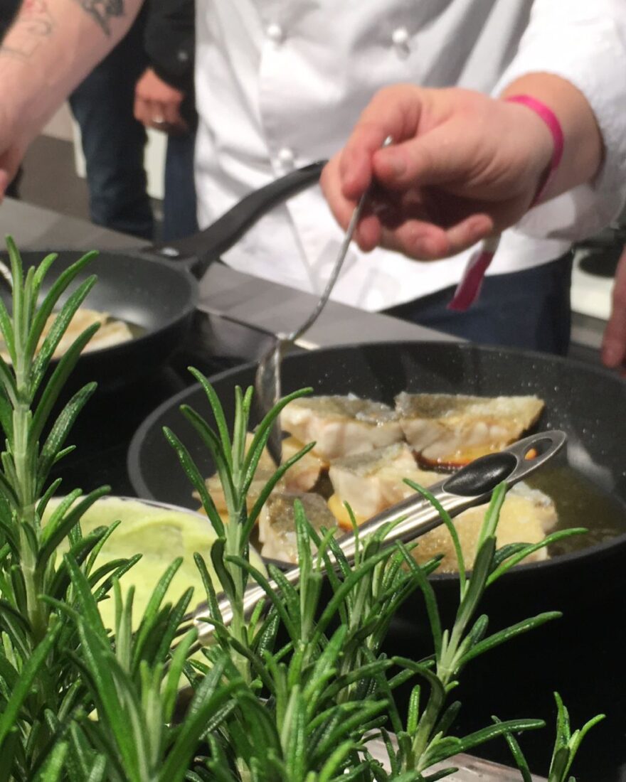 Olivenöl zum Braten – Die 5 wichtigsten Fakten für deine Küche 5 Fischfilets werden in Pfanne mit Pangaea Olivenöl gebraten