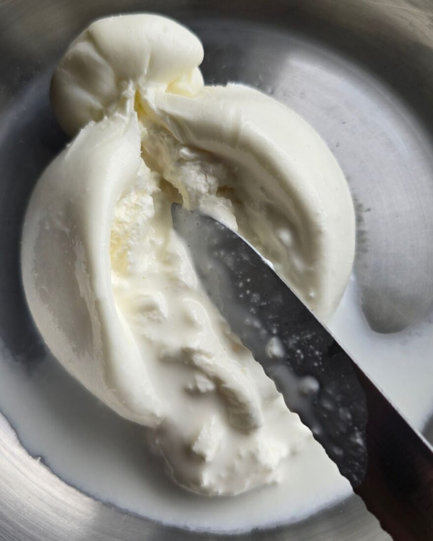 Spargel-Crostini mit Burrata und Bärlauchpesto – das kreative Spargelrezept zur Saison 4 Frische Burrata aufgeschnitten und cremig