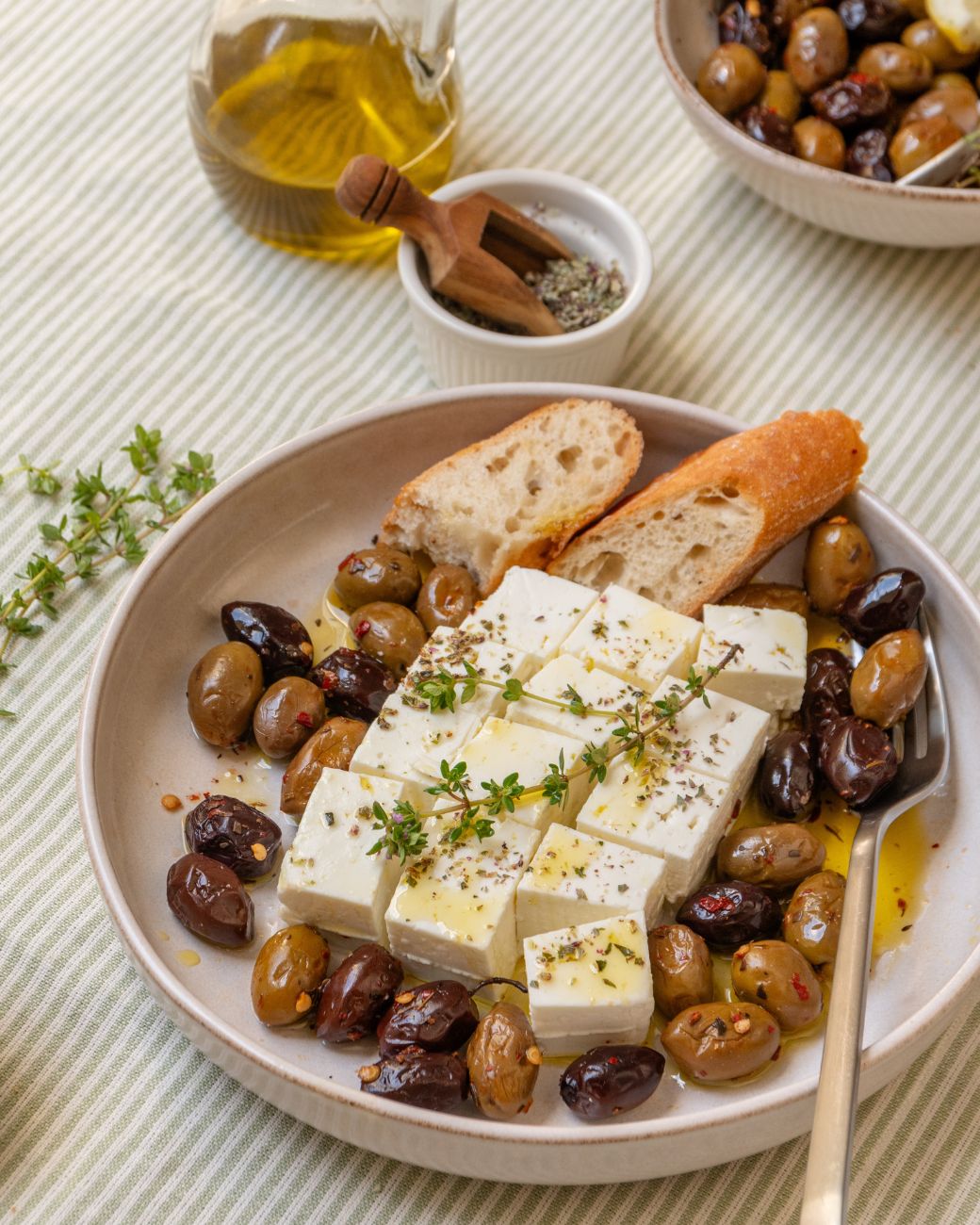 Tropfen echtes Olivenöl fällt auf Brot – hochwertiges, gesundes Öl mit mediterraner Herkunft