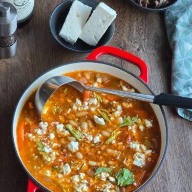 Fasolada Rezept – griechische Bohnensuppe mit Feta, Selleriegrün und Pangaea Olivenöl