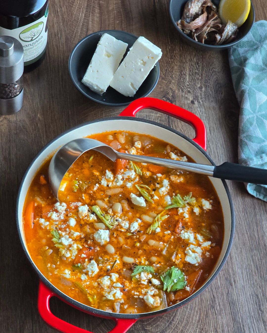 Fasolada Rezept – griechische Bohnensuppe mit Feta, Selleriegrün und Pangaea Olivenöl