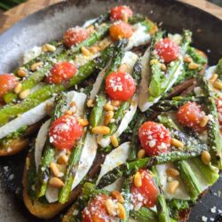 Fertige Spargel-Crostini mit Burrata, Tomaten und Bärlauchpesto