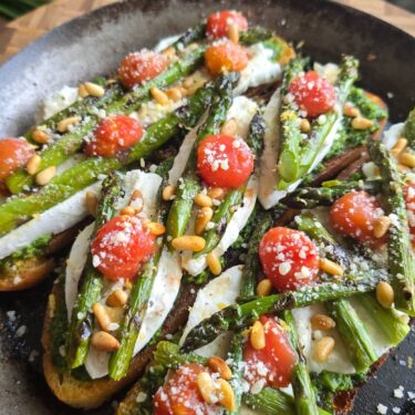 Spargel-Crostini mit Burrata und Bärlauchpesto – das kreative Spargelrezept zur Saison 12 Fertige Spargel-Crostini mit Burrata, Tomaten und Bärlauchpesto