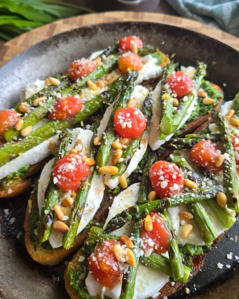 Spargel-Crostini mit Burrata, Tomaten und Bärlauchpesto