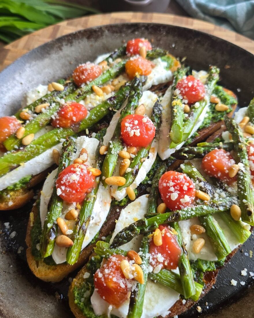 Spargel-Crostini mit Burrata und Bärlauchpesto – das kreative Spargelrezept zur Saison 11 Fertige Spargel-Crostini mit Burrata, Tomaten und Bärlauchpesto