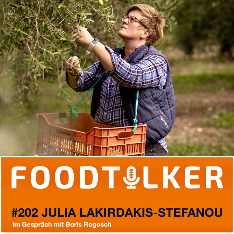 ulia Lakirdakis-Stefanou bei der Olivenernte in Nordgriechenland für Pangaea Olivenöl – zu Gast im FOODTALKER Podcast.
