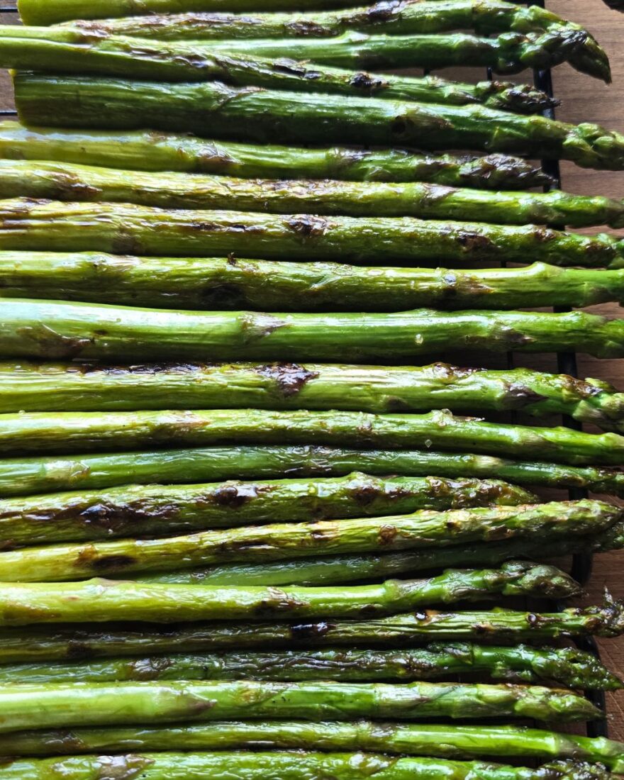 Spargel-Crostini mit Burrata und Bärlauchpesto – das kreative Spargelrezept zur Saison 9 Gebratener grüner Spargel auf Gitter abgekühlt