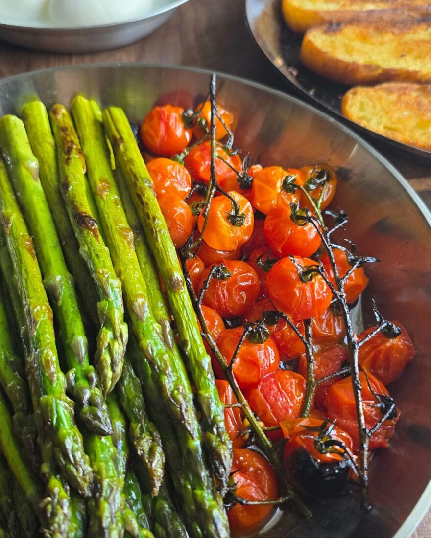 Spargel-Crostini mit Burrata und Bärlauchpesto – das kreative Spargelrezept zur Saison 8 In der Pfanne gebratener grüner Spargel und karamellisierte Cherrytomaten