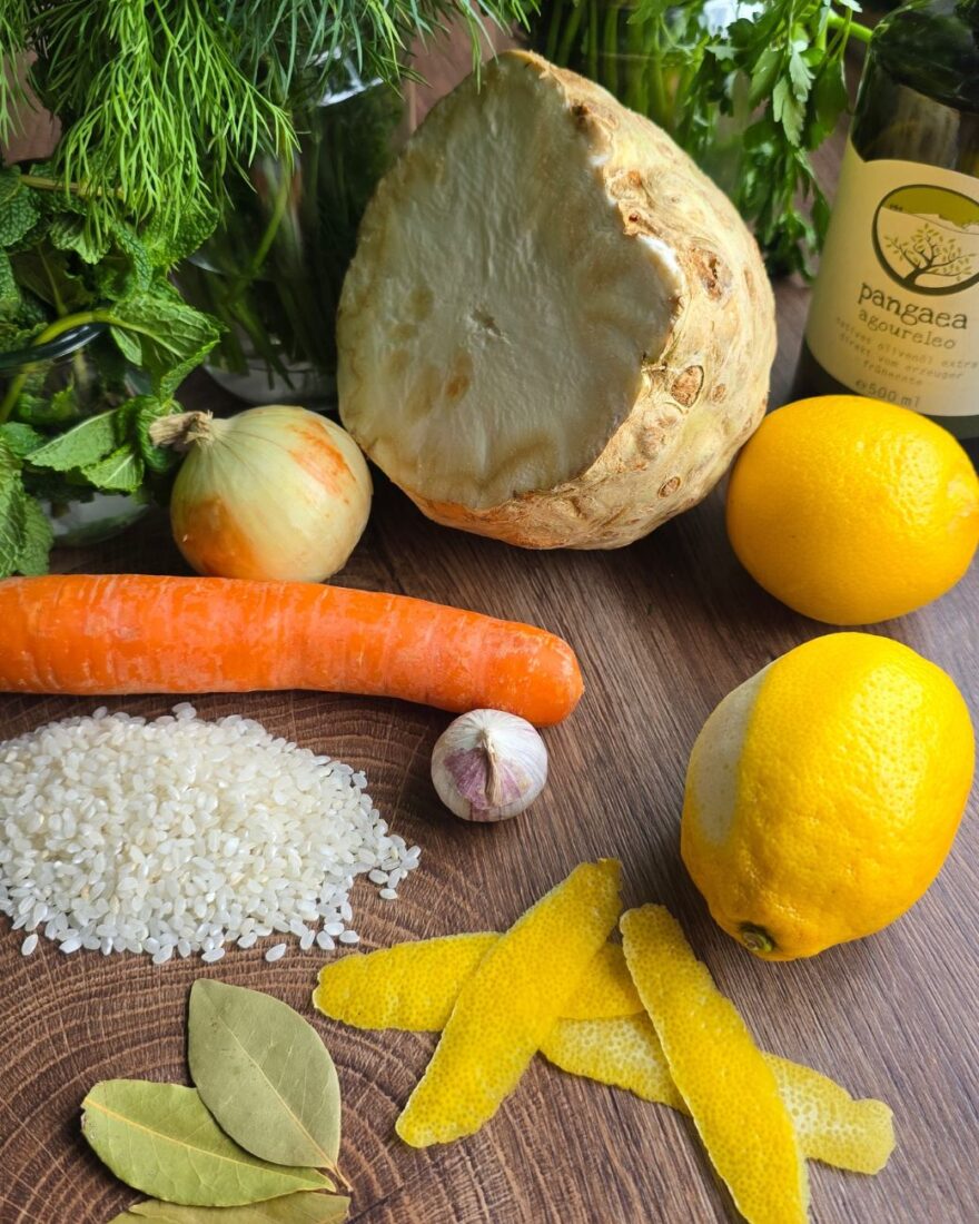 Frische Zutaten für Giouvarlakia: Zwiebeln, Knoblauch, Karotten, Sellerie, Rundkornreis, Lorbeerblätter, Zitronenschale und Pangaea Olivenöl.