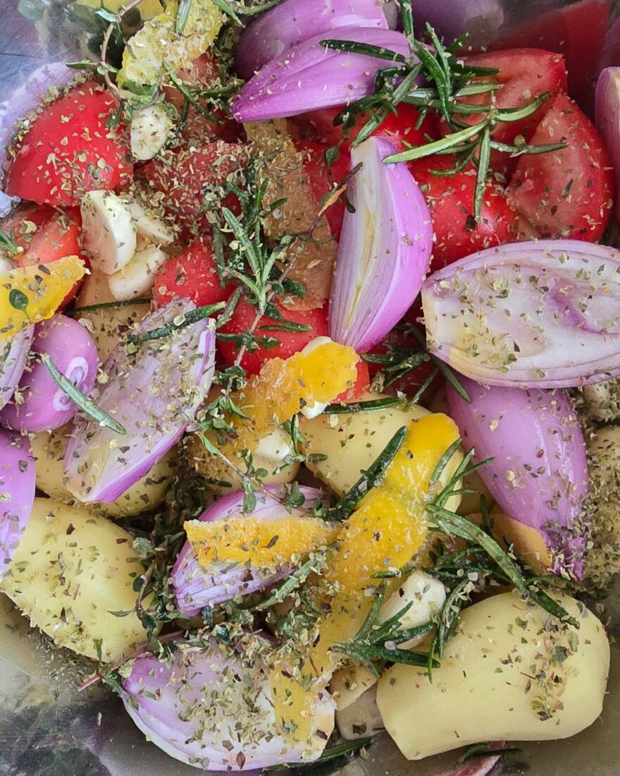 Kleftiko – Griechisches Lamm aus dem Ofen mit Kartoffeln, Kräutern & Pangaea Olivenöl 4 Bunte Mischung aus Kartoffeln, Tomaten, Schalotten und Zitronenzesten mit Thymian, Rosmarin und Knoblauch