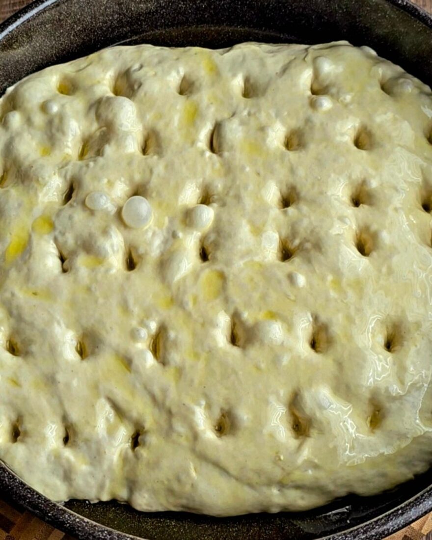 Lagana Rezept typische Dellen in der Teigoberfläche im Blech