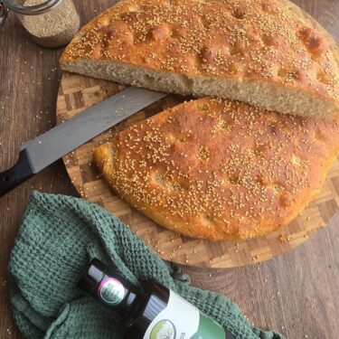 Lagana Rezept griechisches Fladenbrot mit Sesam frisch gebacken und angeschnitten