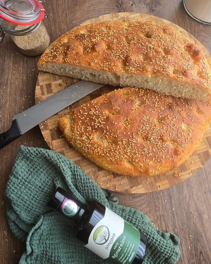 Lagana Rezept griechisches Fladenbrot mit Sesam frisch gebacken und angeschnitten