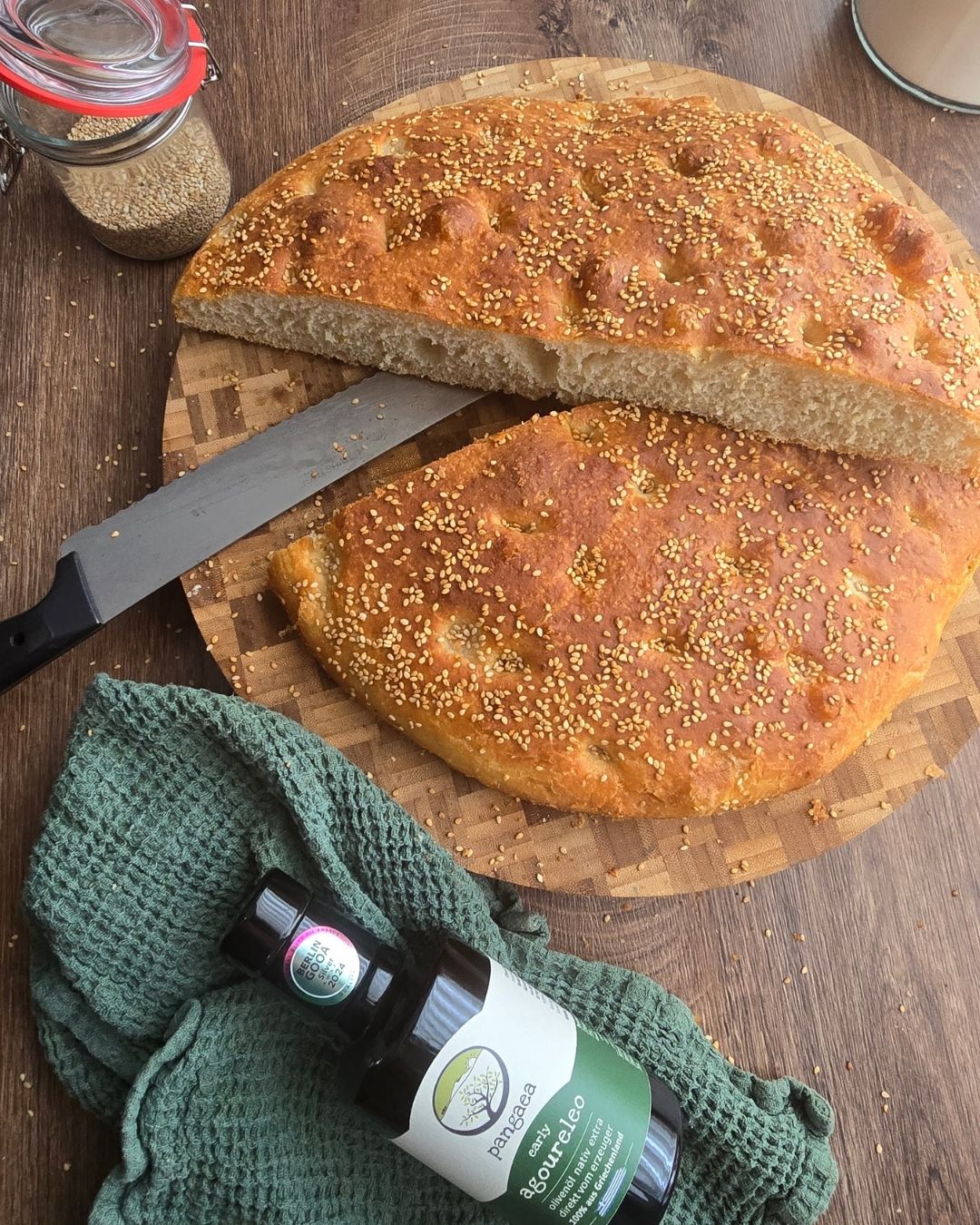 Lagana Rezept griechisches Fladenbrot mit Sesam frisch gebacken und angeschnitten