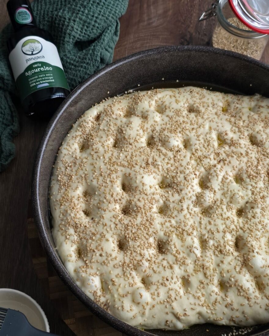 Lagana Rezept Teig im Blech mit Sesam vor dem Backen
