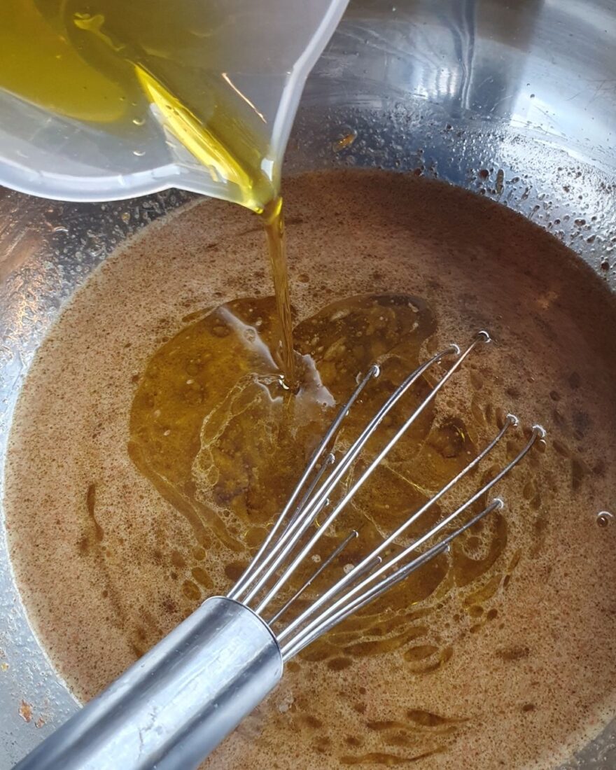 Melomakarona Teig mit Olivenöl, Gewürzen und Orangensaft anrühren