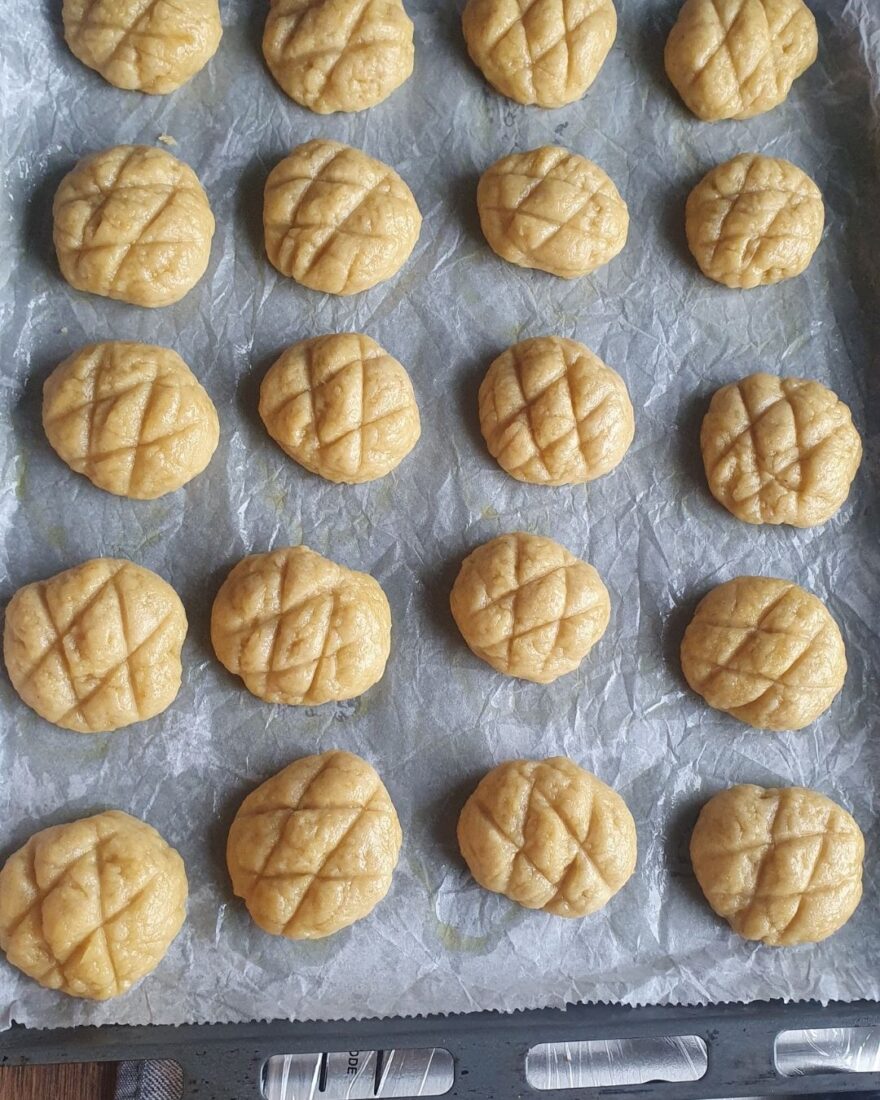 Melomakarona vor dem Backen – geformt und eingedrückt