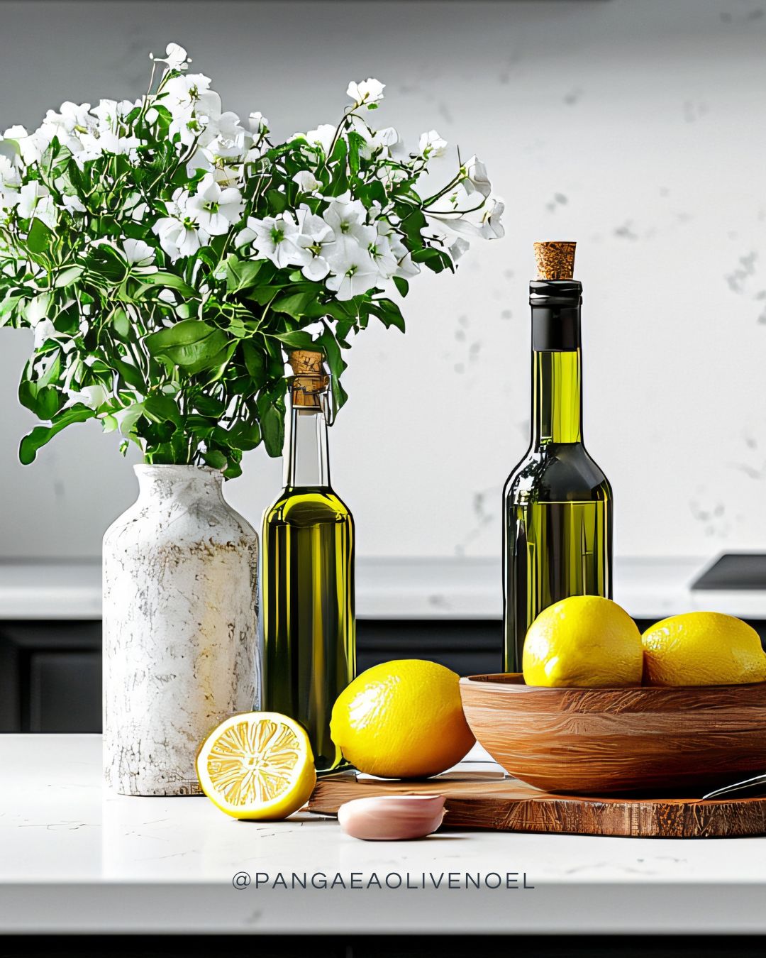 Olivenöl richtig lagern – zwei dunkle Flaschen mit Zitrone und Blumen auf Küchentisch