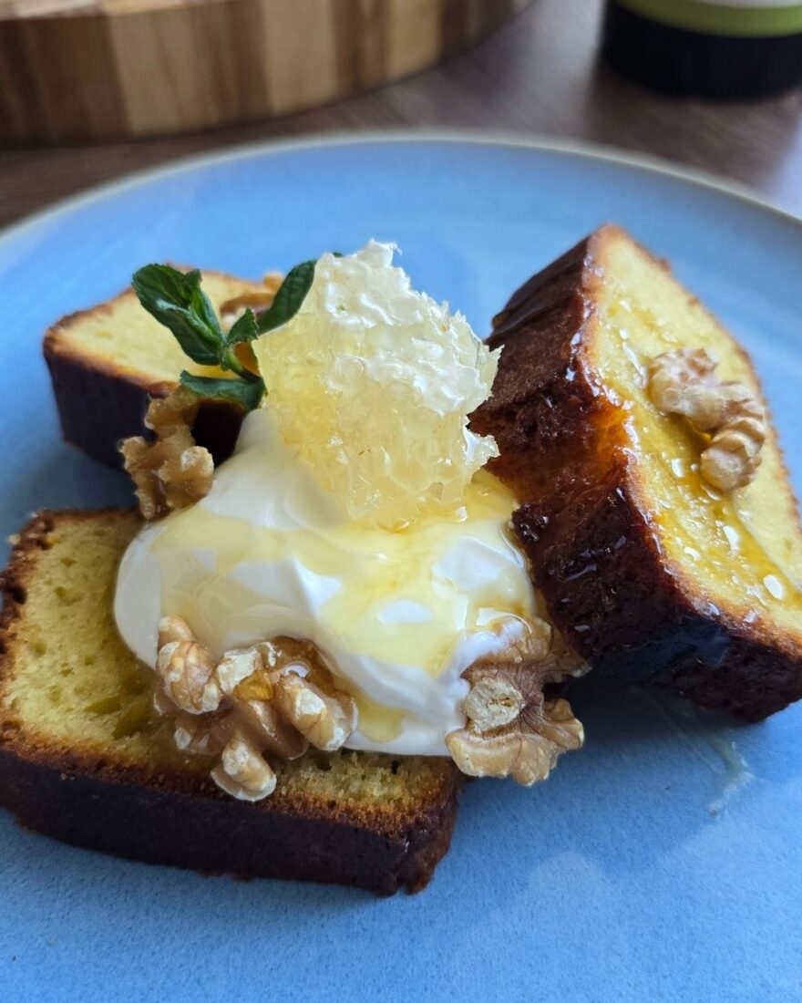 Olivenölkuchen Rezept – saftig, einfach & mit Joghurt 8 Nahaufnahme: Olivenölkuchen mit Joghurt, Honigwabe und Walnüssen