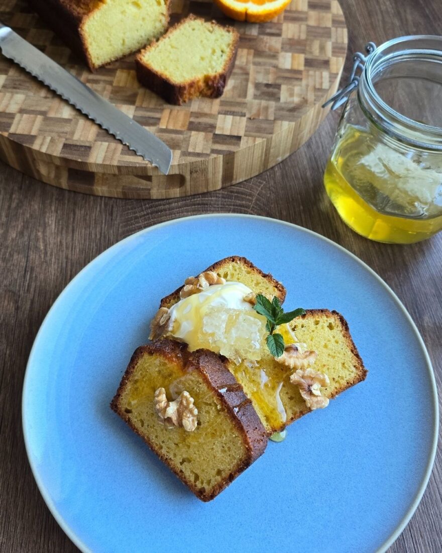 Olivenölkuchen Rezept – saftig, einfach & mit Joghurt 7 Olivenölkuchen mit Orange, Honig und Pangaea Olivenöl auf Holzbrett