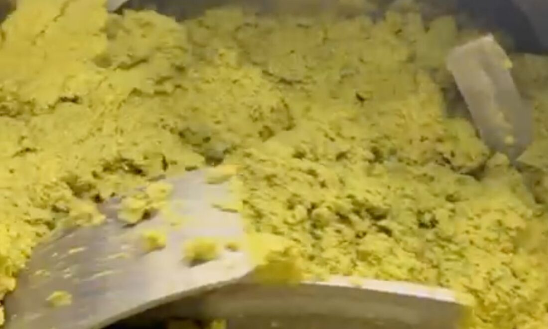 Frisch gemahlene Olivenpaste während der Ölproduktion