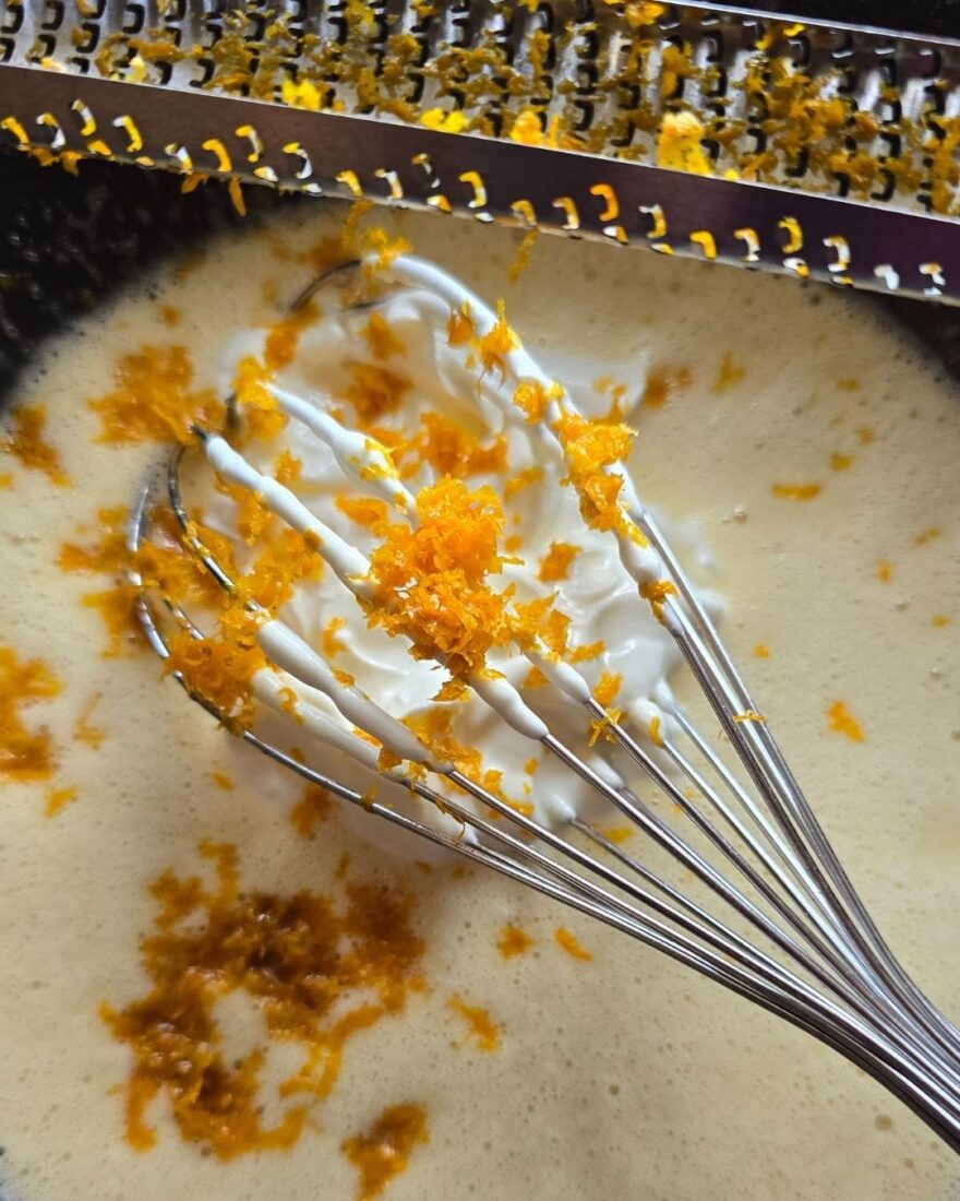 Olivenölkuchen Rezept – saftig, einfach & mit Joghurt 4 Orangenzesten auf Schneebesen in Joghurtmasse für Olivenölkuchen