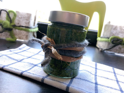 Basilikum-Pesto mit feinem extra nativem Olivenöl, Pinienkerne, Parmesan und Pecorino