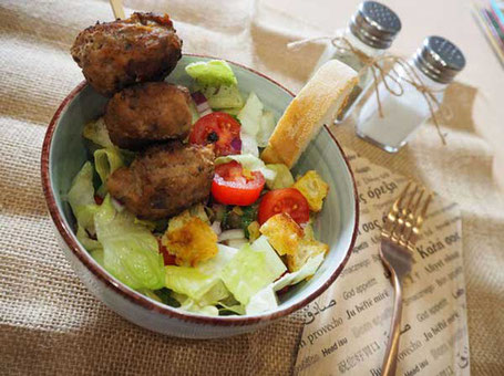 Griechische Bowl mit Bifteki