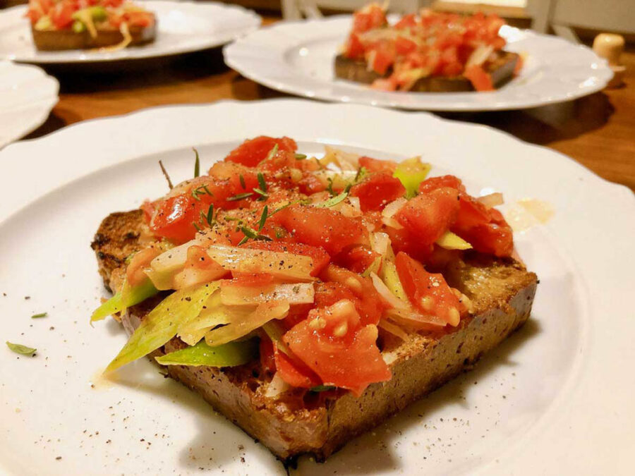 Tomaten-Zwiebel-Brot – Bruschetta auf Griechisch - Pangaea Olivenöl aus ...