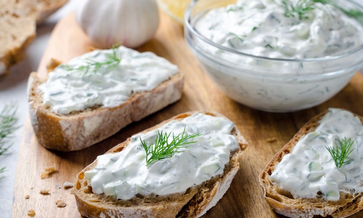 Scheiben Brot mit Tzatziki