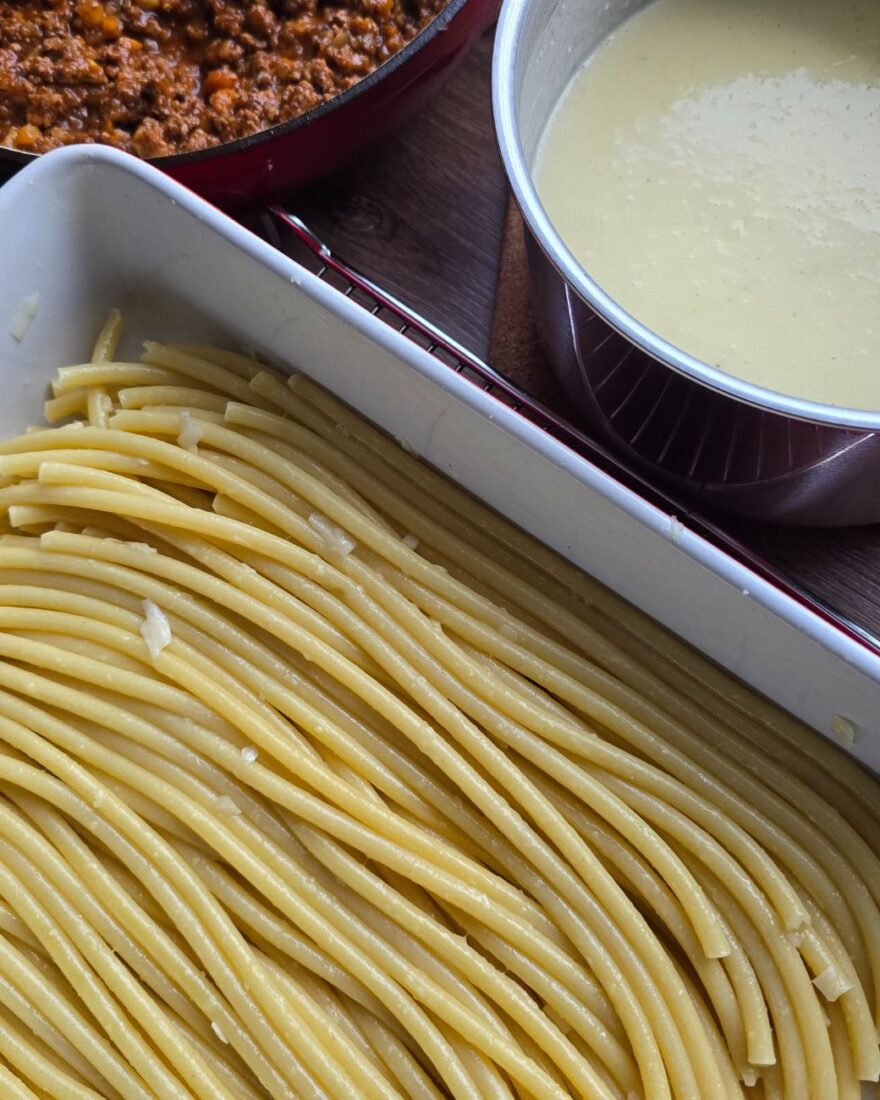Pastizio – Griechischer Nudelauflauf mit Hackfleisch und cremiger Béchamel 6 Zutaten vor dem Schichten: Makkaroni, Fleischsauce und Béchamel