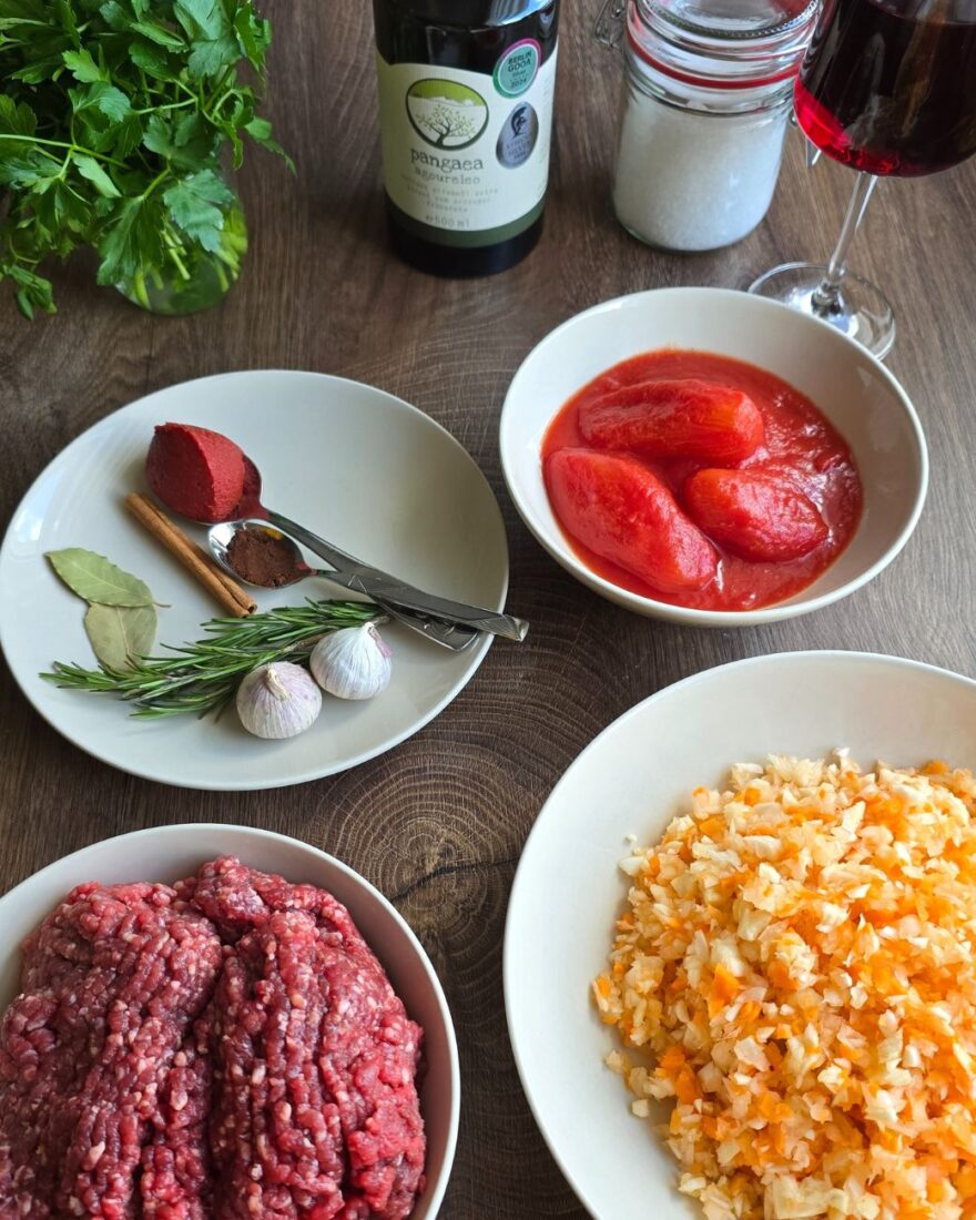 Pastizio – Griechischer Nudelauflauf mit Hackfleisch und cremiger Béchamel 4 Frische Zutaten für Pastizio mit Pangaea Olivenöl, Hackfleisch, Tomaten und Gemüse