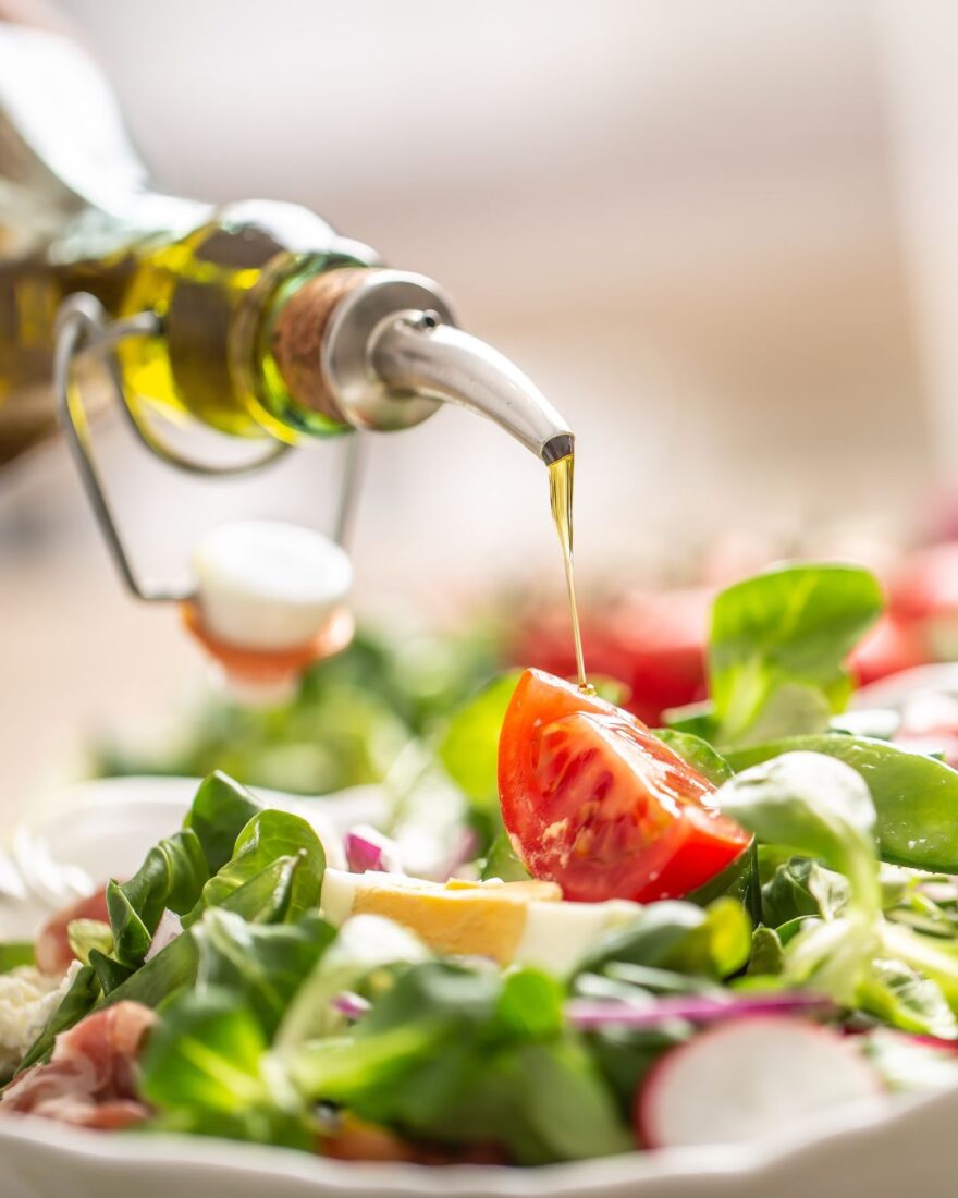 Frischer Wintersalat mit Tomate und Feldsalat, verfeinert mit extra nativem Olivenöl – gesunder Genuss mit Polyphenolen