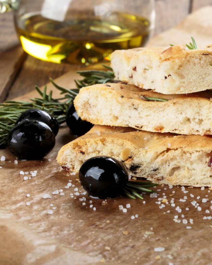 Olivenöl & Gewürze im Winter: 4 wärmende Kombis mit Charakter 3 Frisch gebackene Rosmarin-Focaccia mit Olivenöl, schwarzen Oliven und grobem Meersalz