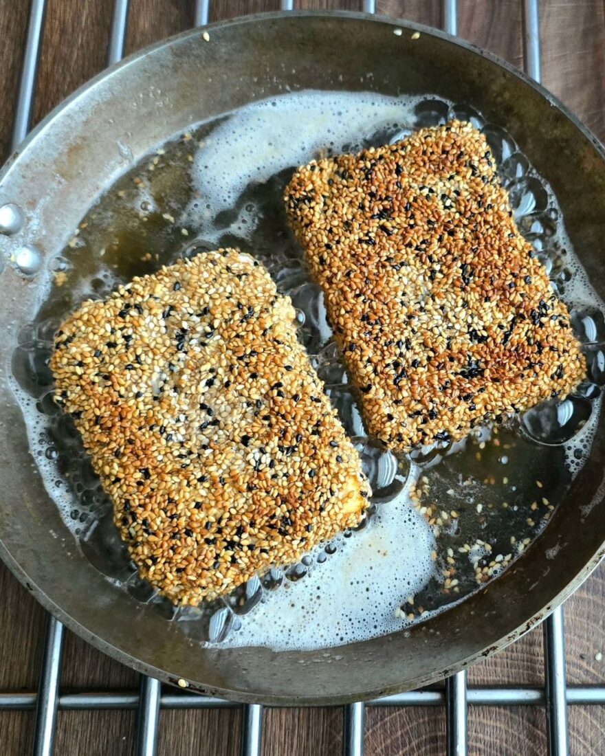 Sesam Feta wird goldbraun in der Pfanne ausgebacken