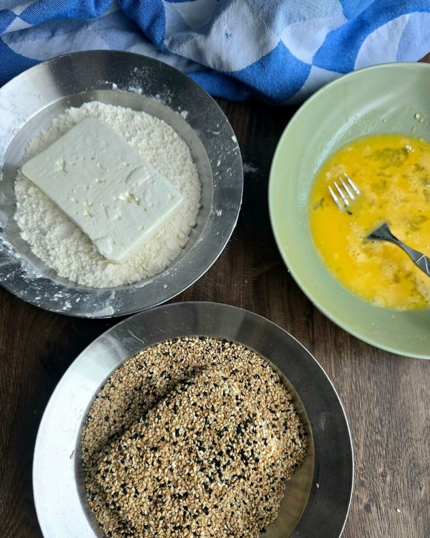 Sesam Feta wird in Mehl, Ei und Sesam paniert