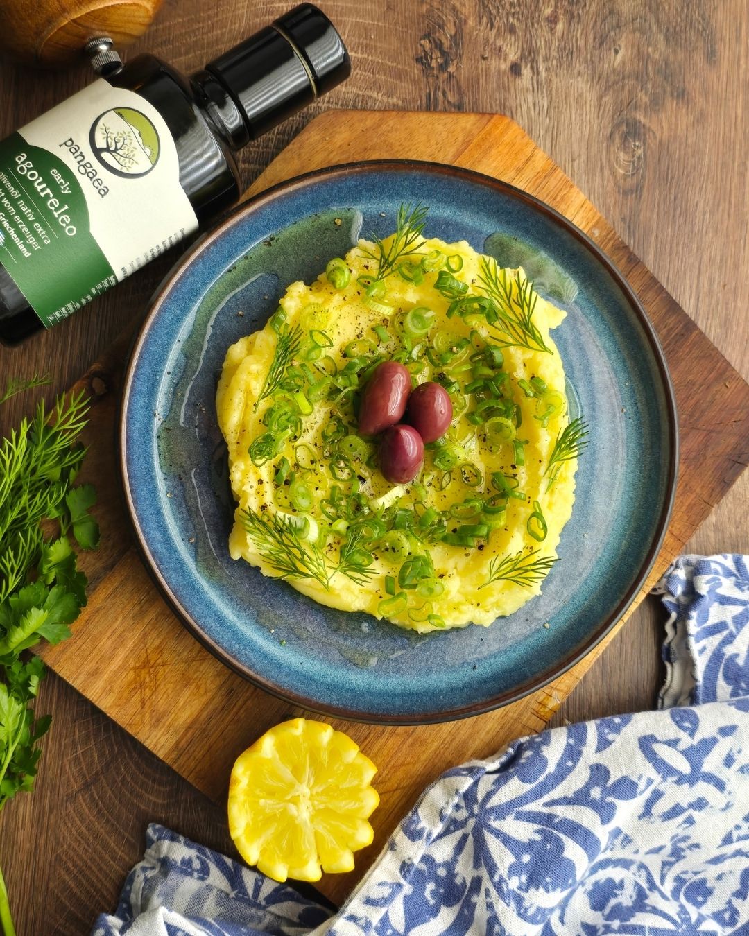 Skordalia Rezept als griechischer Kartoffel-Knoblauch-Dip mit Frühlingslauch und Dill serviert