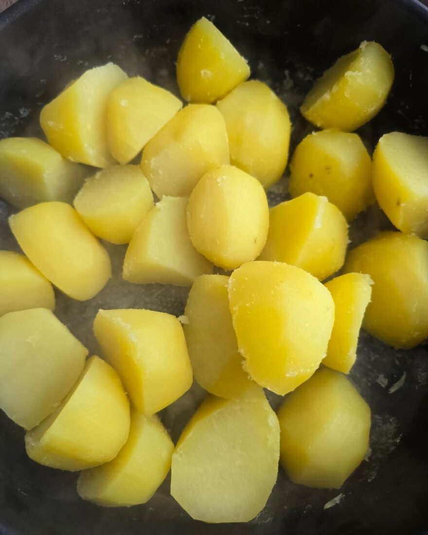 Kartoffeln für Skordalia Rezept nach dem Kochen ausdämpfen