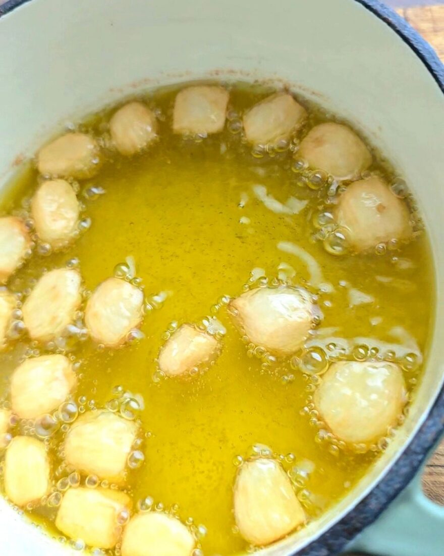 Knoblauch für Skordalia Rezept in Pangaea Premium Olivenöl konfieren