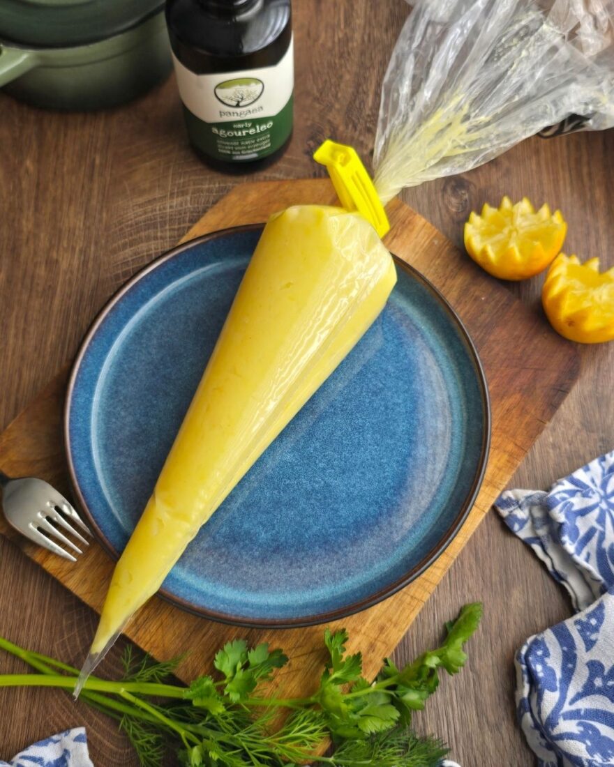 Skordalia Rezept in einen Spritzbeutel gefüllt zum Anrichten